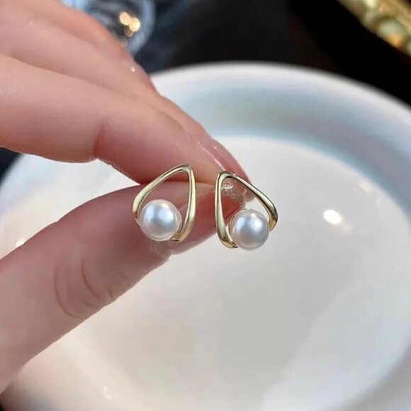 NWT 18K Gold Plated White Pearl Dainty Stud Earrings For Women - Picture 6 of 11